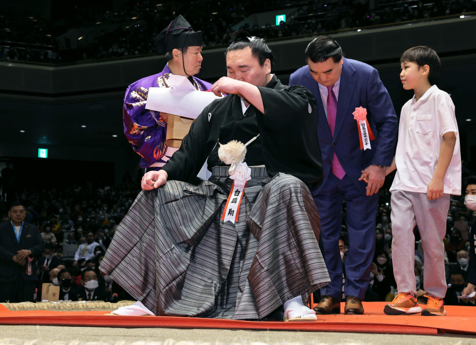Record-setting champion Hakuho emotional in retirement ceremony